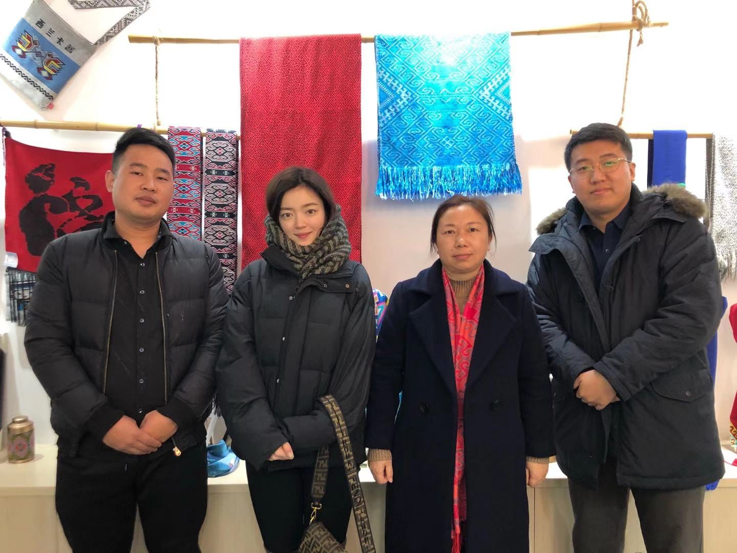 与西兰卡普非遗传承人田老师合影