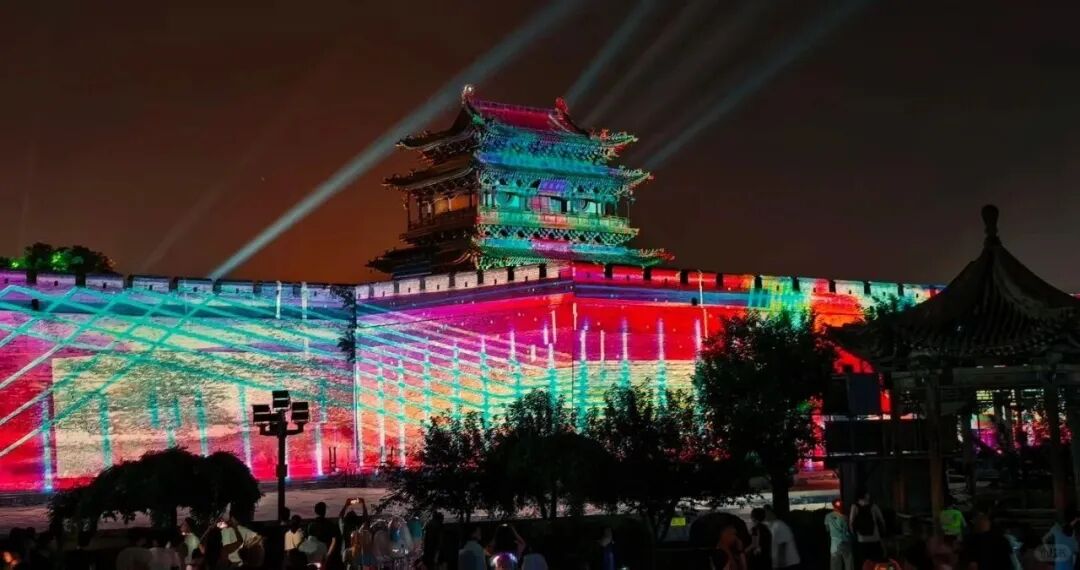 平遥古城 3D 灯光秀：城墙上的彩色光影与前景遮挡