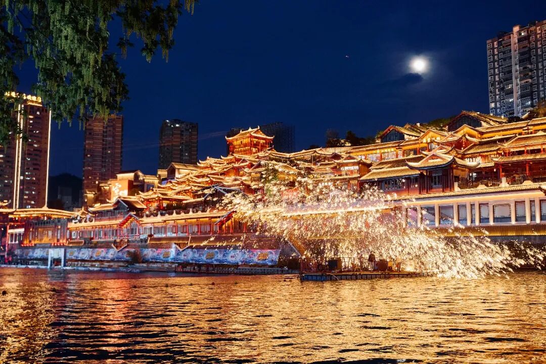 宣恩夜景：贡水河畔火树银花与满月同框