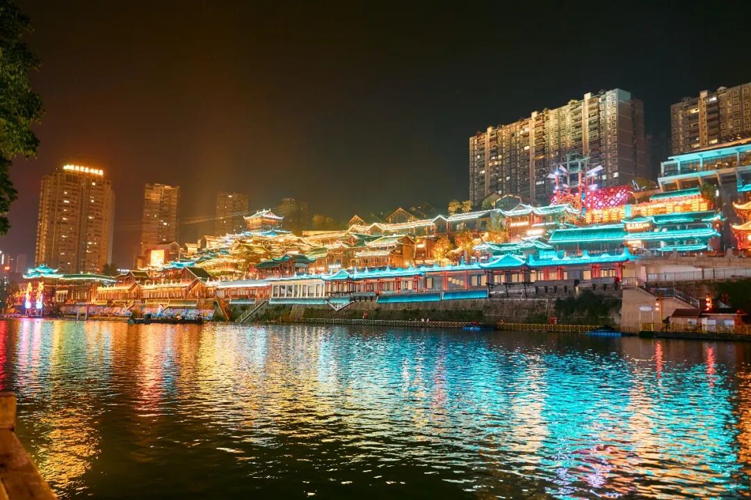 宣恩夜景：贡水河两岸灯火与水中倒影