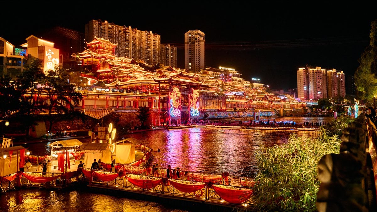 宣恩一河两岸夜景，墨达楼与古建倒映贡水河